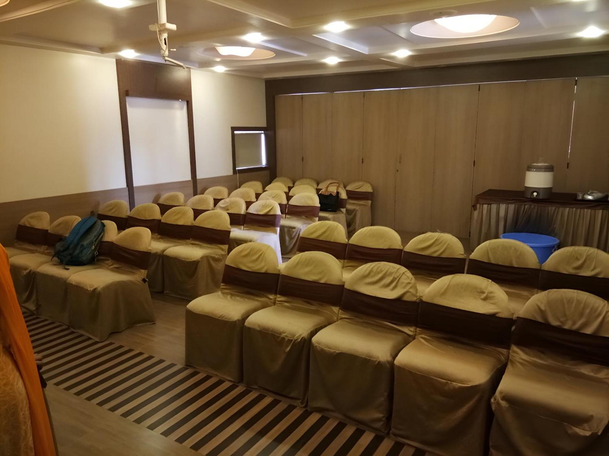 New Hotel Europa Inn Rajkot Exterior photo