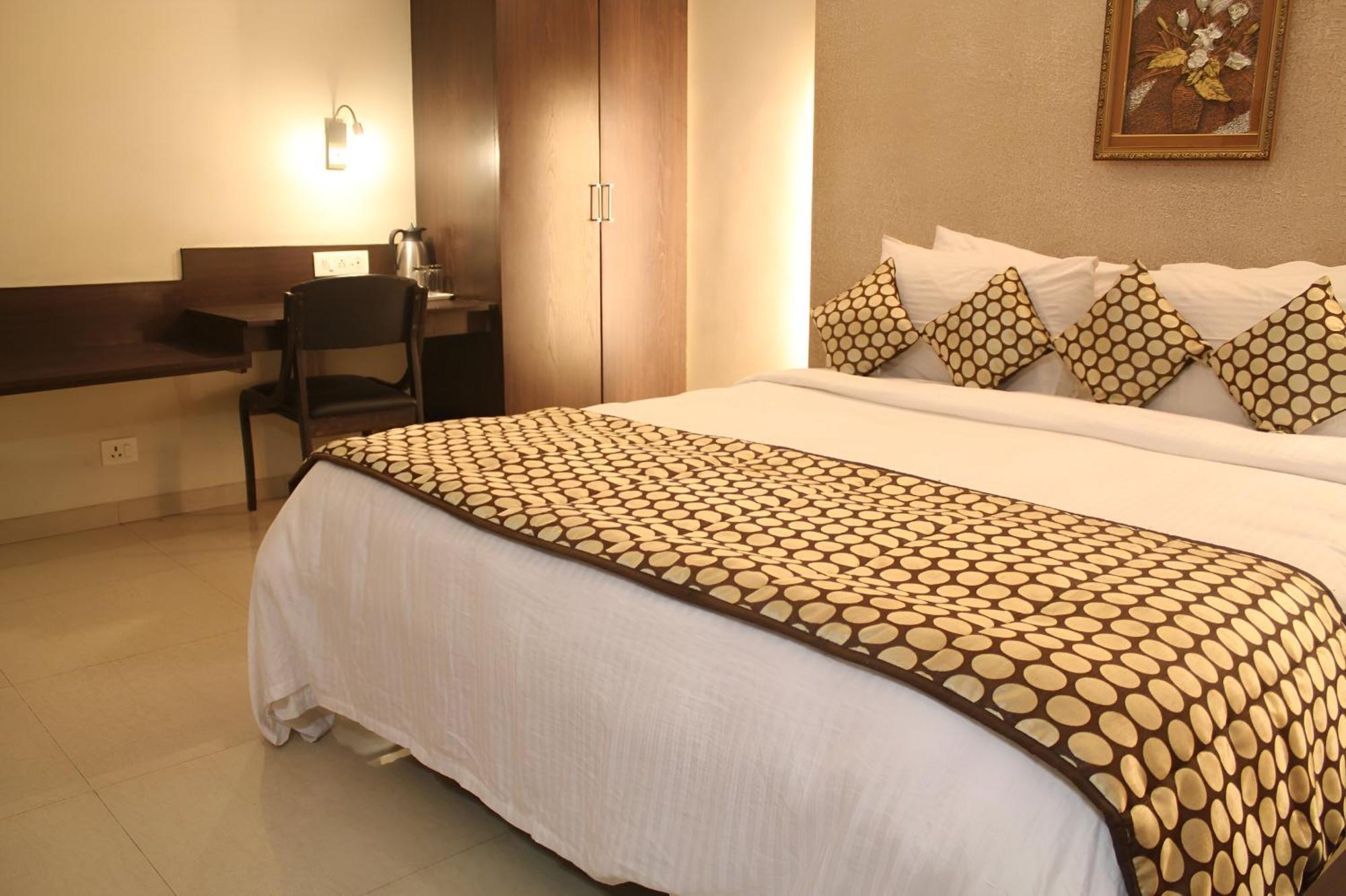 New Hotel Europa Inn Rajkot Exterior photo